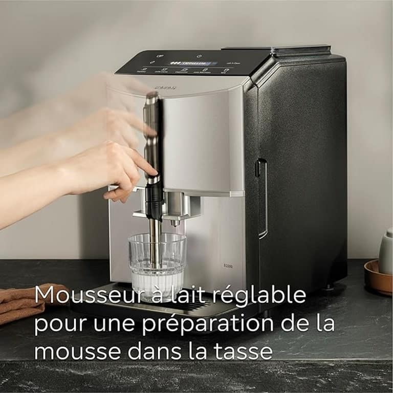 Mousseur à lait milkPerfect de la Siemens EQ.300 plongé directement dans la tasse